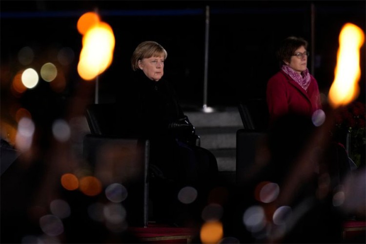 Angelu Merkel ispratila vojska uz veliku ceremoniju pod bakljama