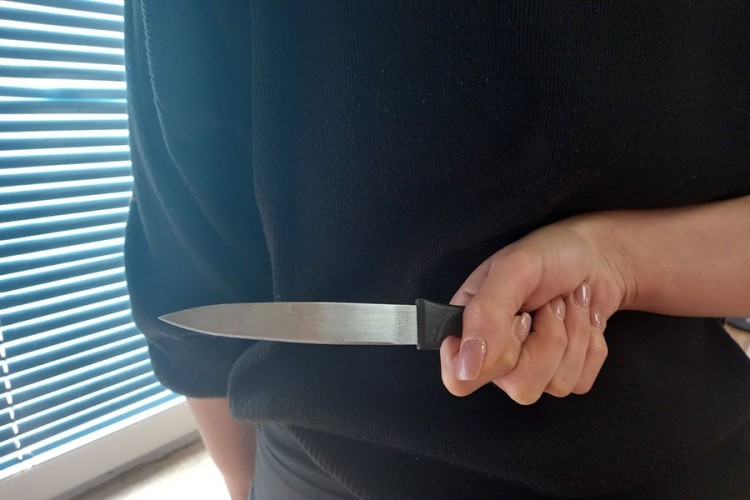 Žena izbola nožem dva muškarca