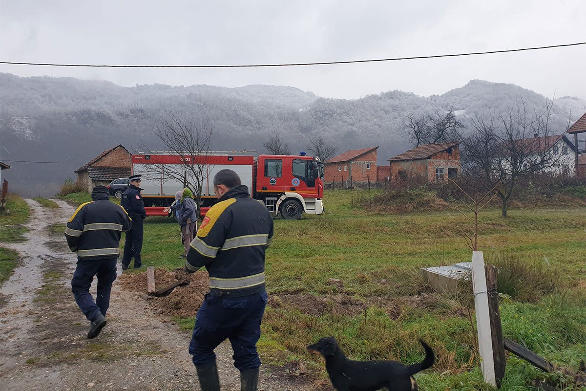 Iz rupe za septičku jamu izvučeno tijelo muškarca