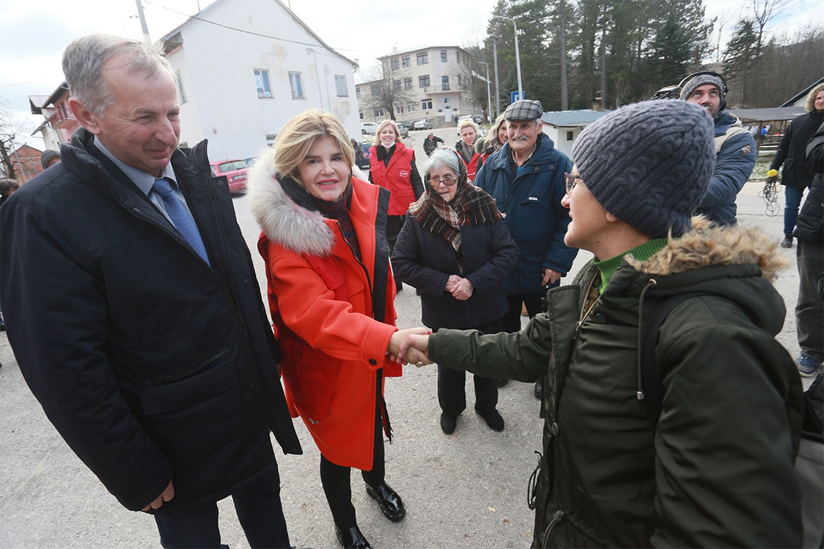 Akcija "Mtel-a": Povratnicima u Bosansko Grahovo hrana, higijena i drva