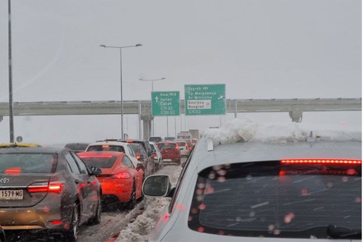 Haos u Srbiji zbog snijega, prilaz beogradskom aerodromu blokiran