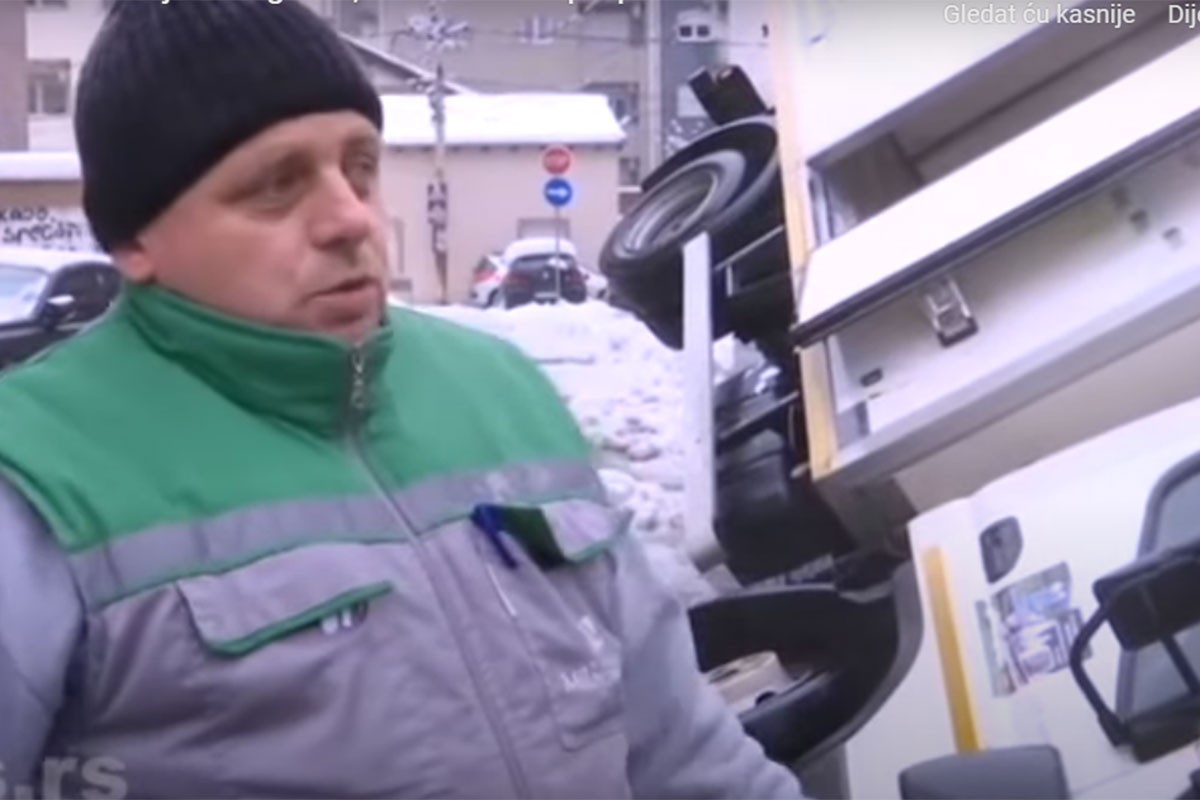 Otvorila se rupa na cesti u Beogradu, upao kamion