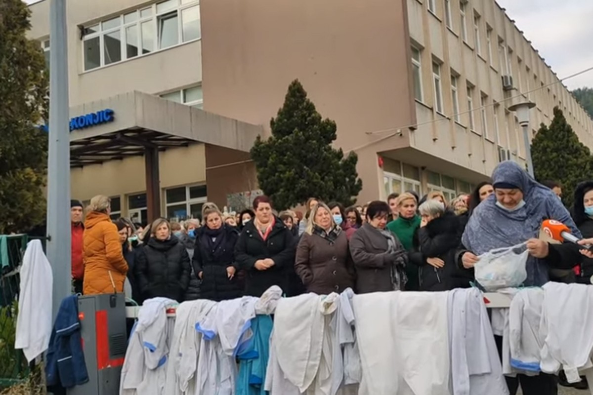 Zdravstveni radnici u Konjicu skinuli bijele mantile i prestali da rade