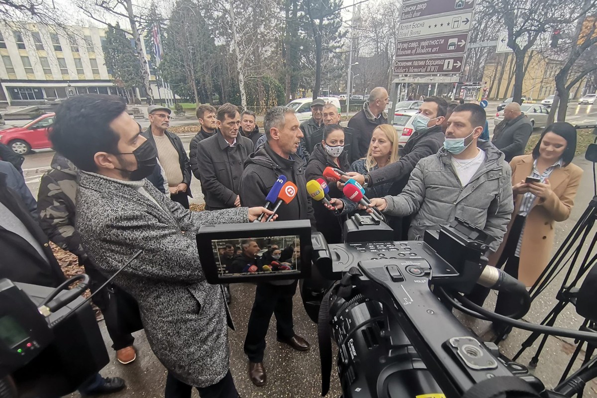 Nekoliko predstavnika boračkih organizacija okupilo se ispred NS RS