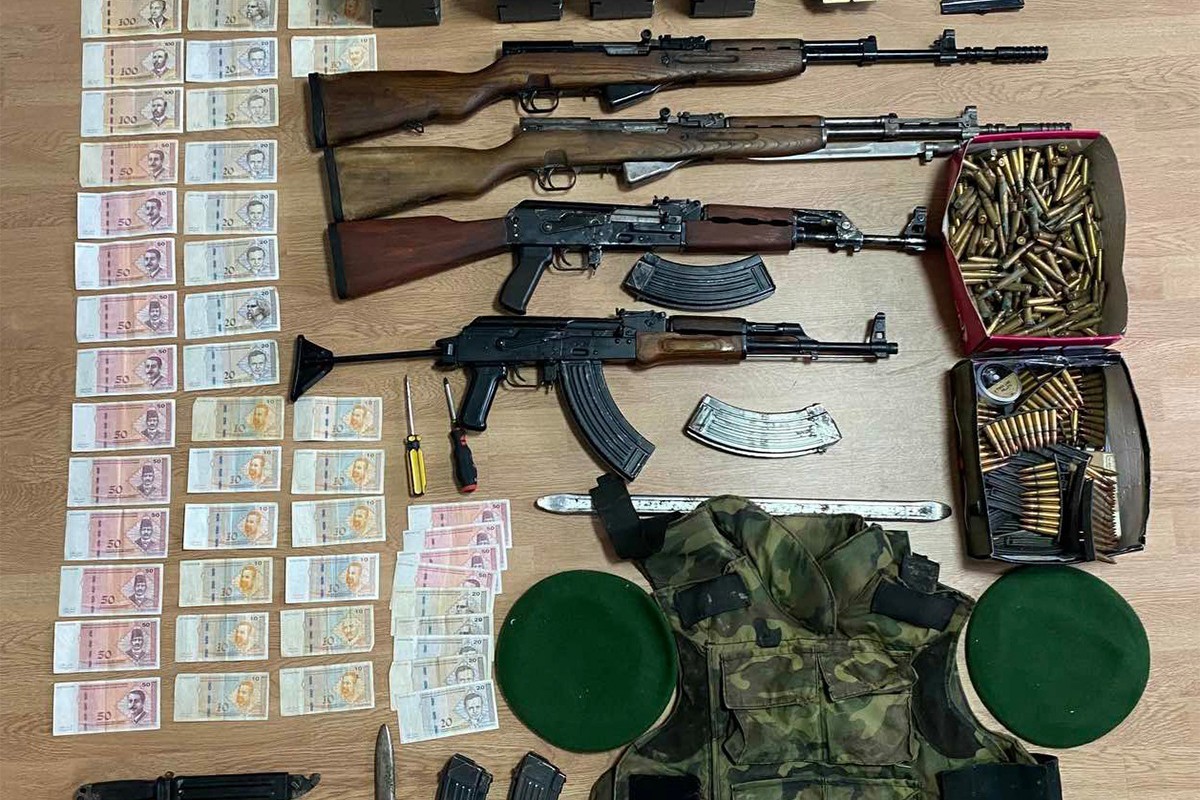 Uhapšena četvorka osumnjičena za krađe, pronađeno i oružje