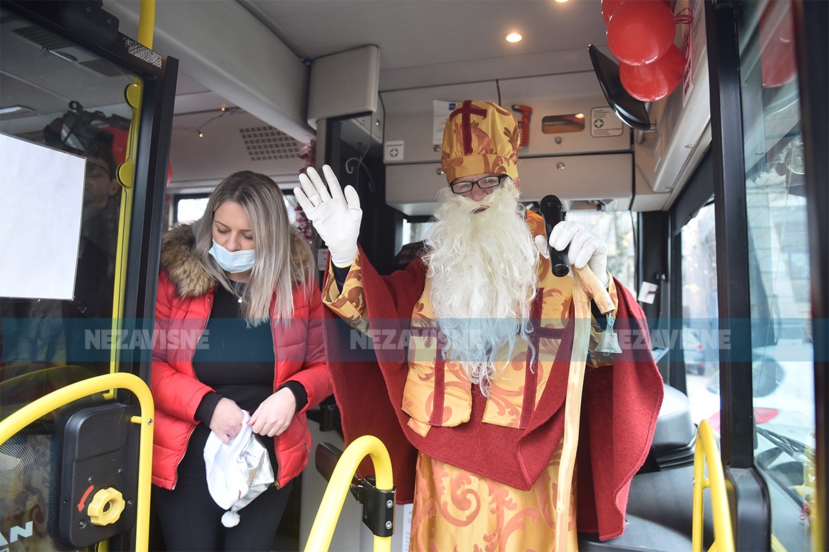 Djed Mraz vozio autobus a Sveti Nikola dijelio slatkiše mališanima u Banjaluci