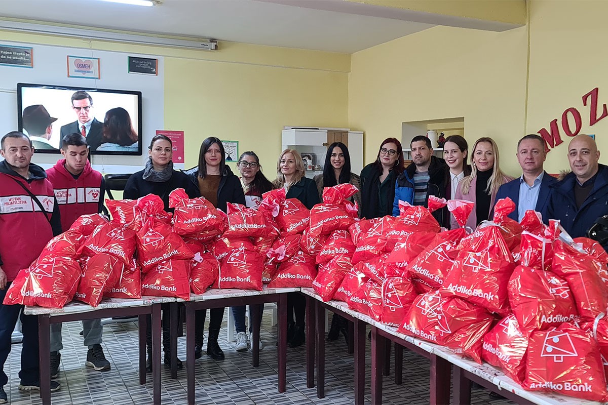 Zaposleni u Addiko banci Banjaluka donirali paketiće "Mozaiku prijateljstva"