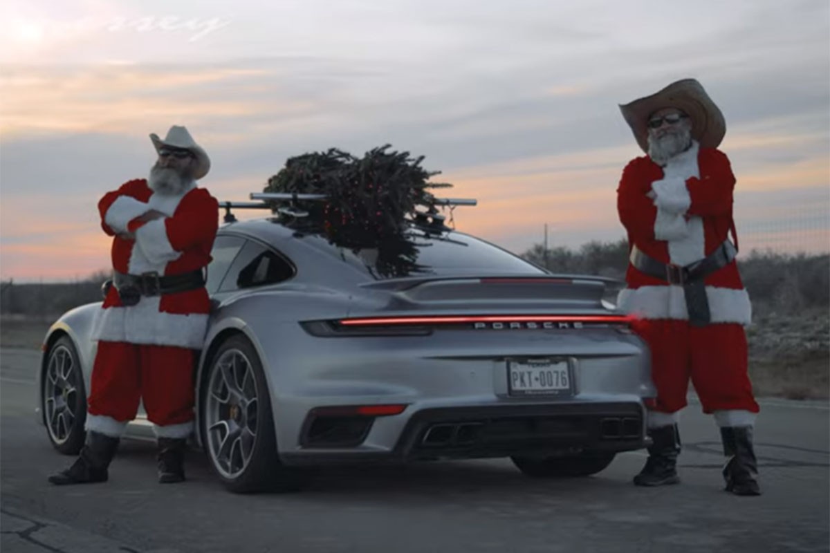 Najbrži Djed Mraz na svijetu: Prevozi jelku Porscheom sa 760 "konja"