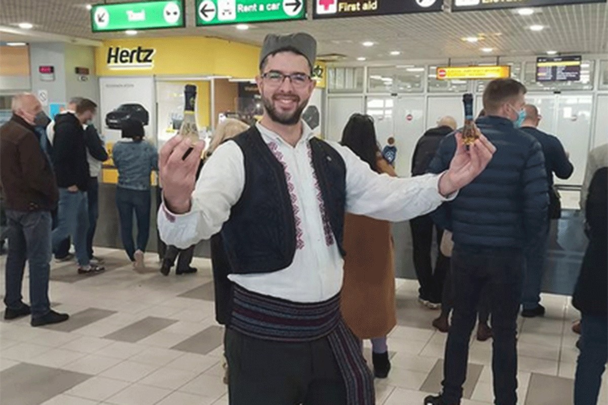 "Unajmi Srbina" - u opancima i jeleku sa rakijom u ruci pokazuje ljepote Srbije