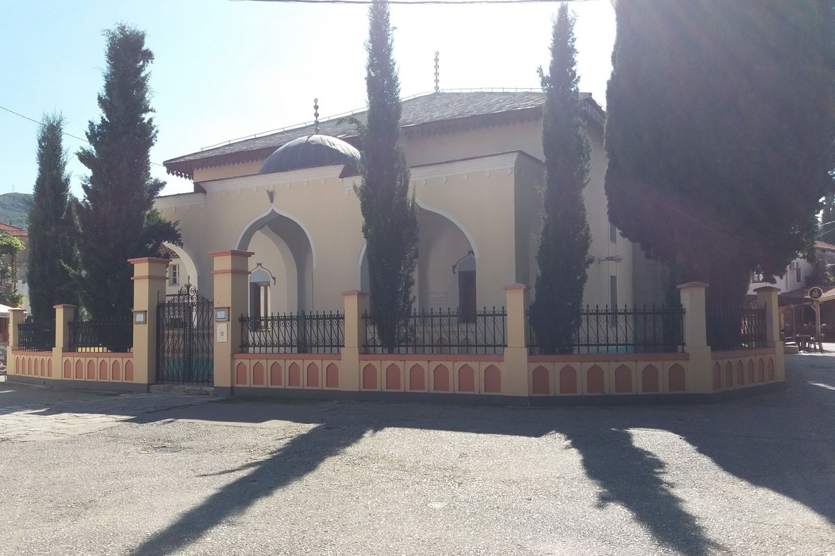 Trebinje: Ispisala grafite na stubićima džamije