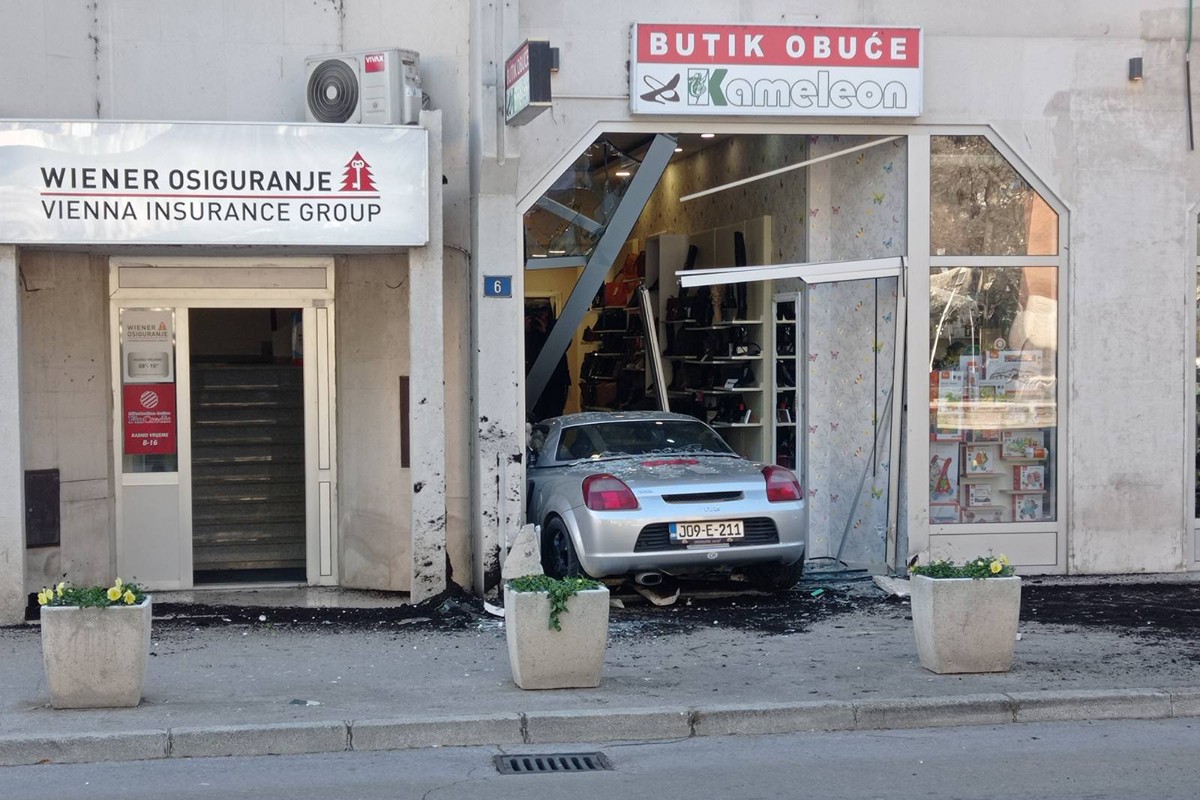 Automobilom uletio u butik u Trebinju