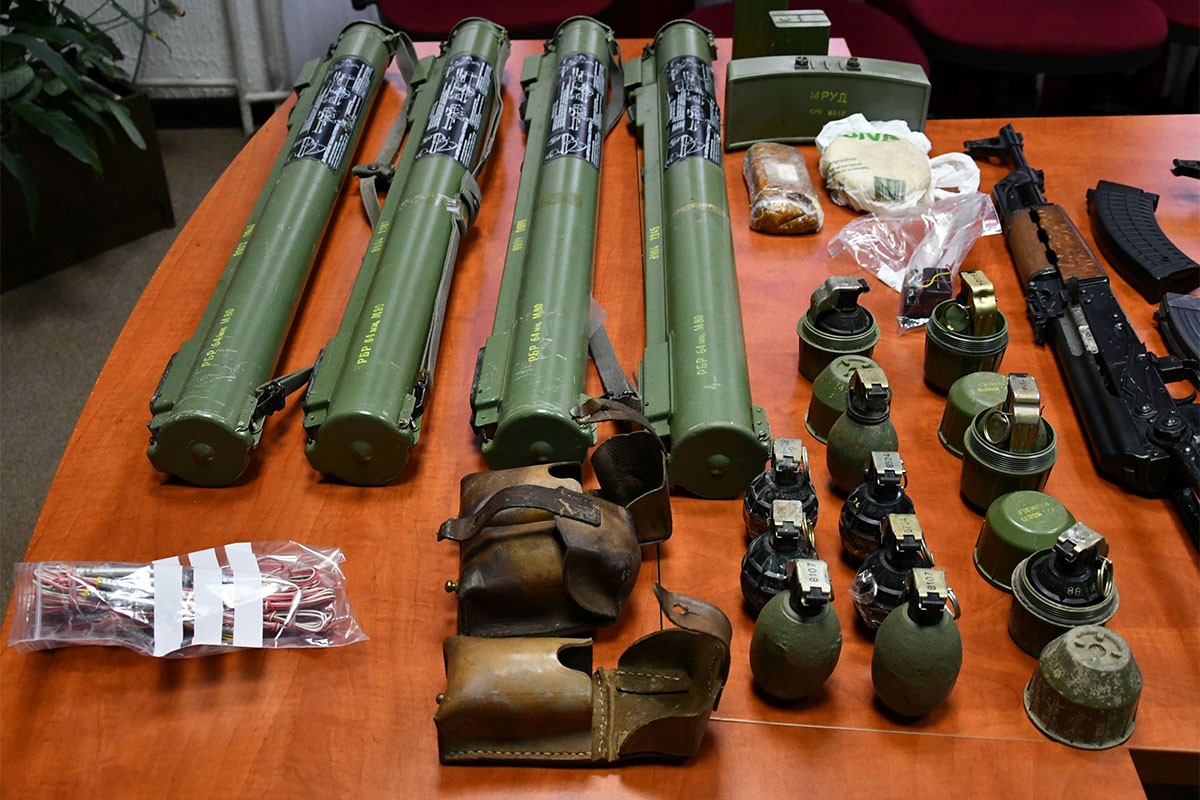 Kod osumnjičenog za ubistvo pronađen arsenal oružja, droga i policijska uniforma