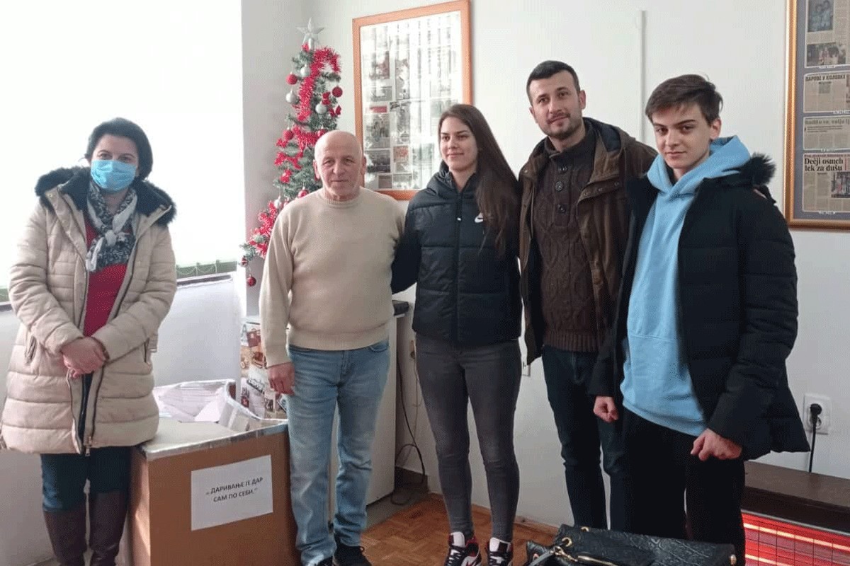 U Srednjoškolskom domu prikupili slatkiše za djecu iz višečlanih porodica
