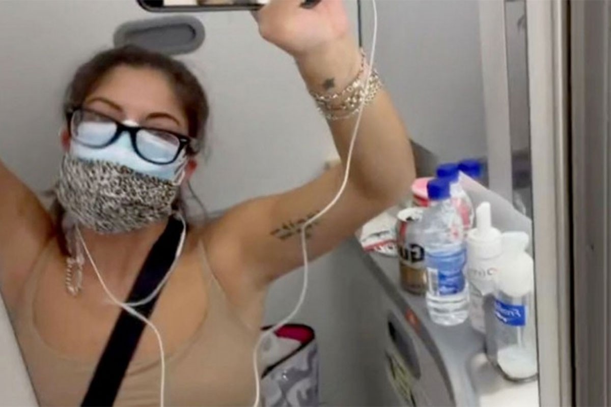 Žena u avionu saznala da je kovid pozitivna pa u toaletu provela pet sati