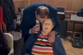 Milorad Dodik ponovo zapjevao, ovaj put s majkom