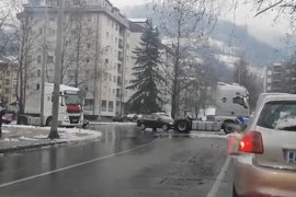 Kamioni okićeni zastavama krstare banjalučkim ulicama
