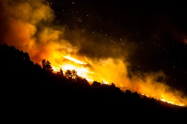Veliki požar kod Omiša, više od sto vatrogasaca na terenu