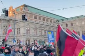 Korona protest u Beču uz sliku Adolfa Hitlera