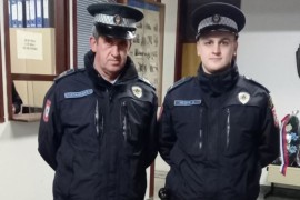 Policajci iz Petrova ubijedili muškarca da skine omču sa vrata