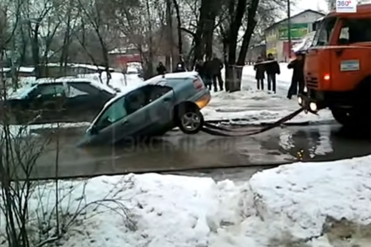 Ovako se automobil ne izvlači, dvostruka šteta
