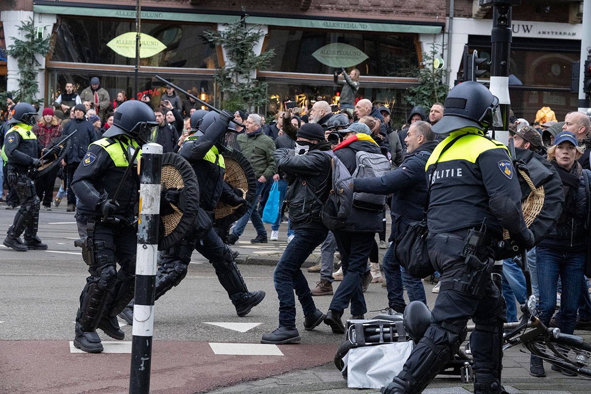Haos na ulicama Amsterdama, policija pušta i pse na ljude