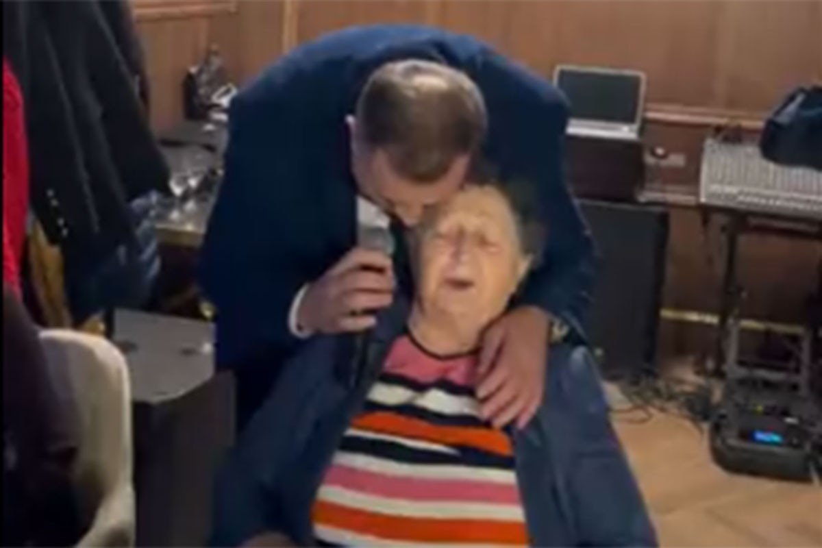 Milorad Dodik ponovo zapjevao, ovaj put s majkom