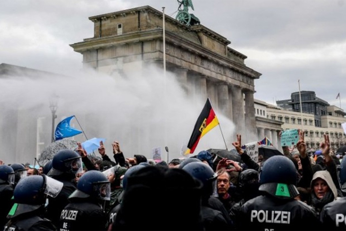 Desetine hiljada ljudi na protestima u Njemačkoj, povrijeđeno 14 policajaca