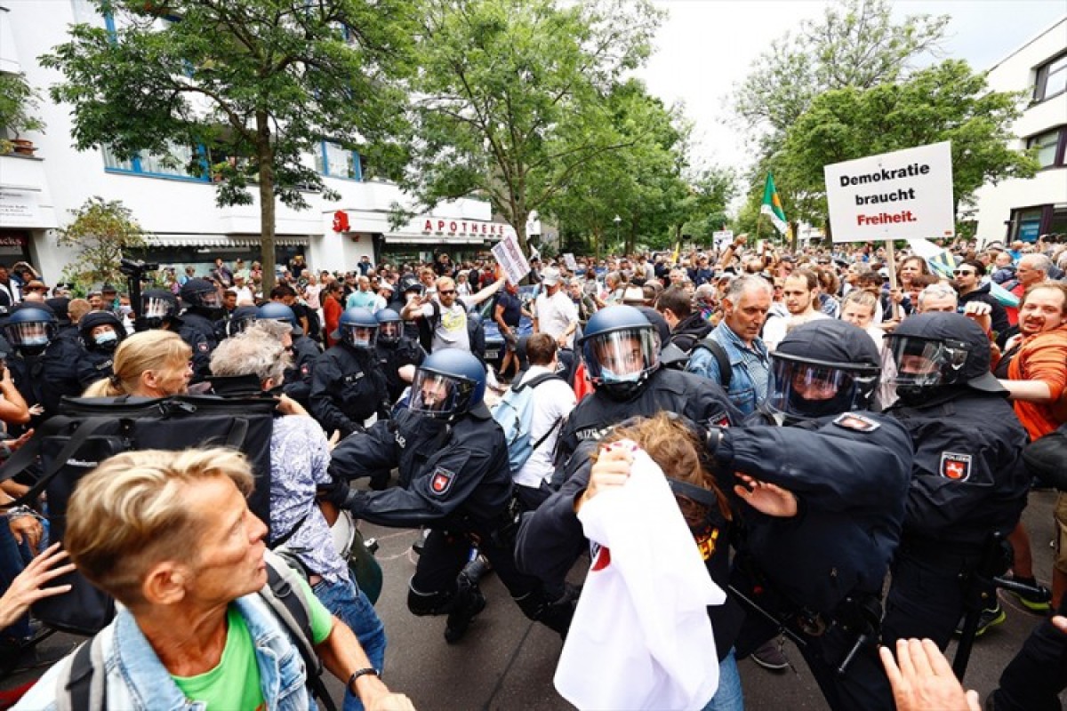 Ujeo policajca na protestima u Njemačkoj, gađali ih vatrometom i flašama