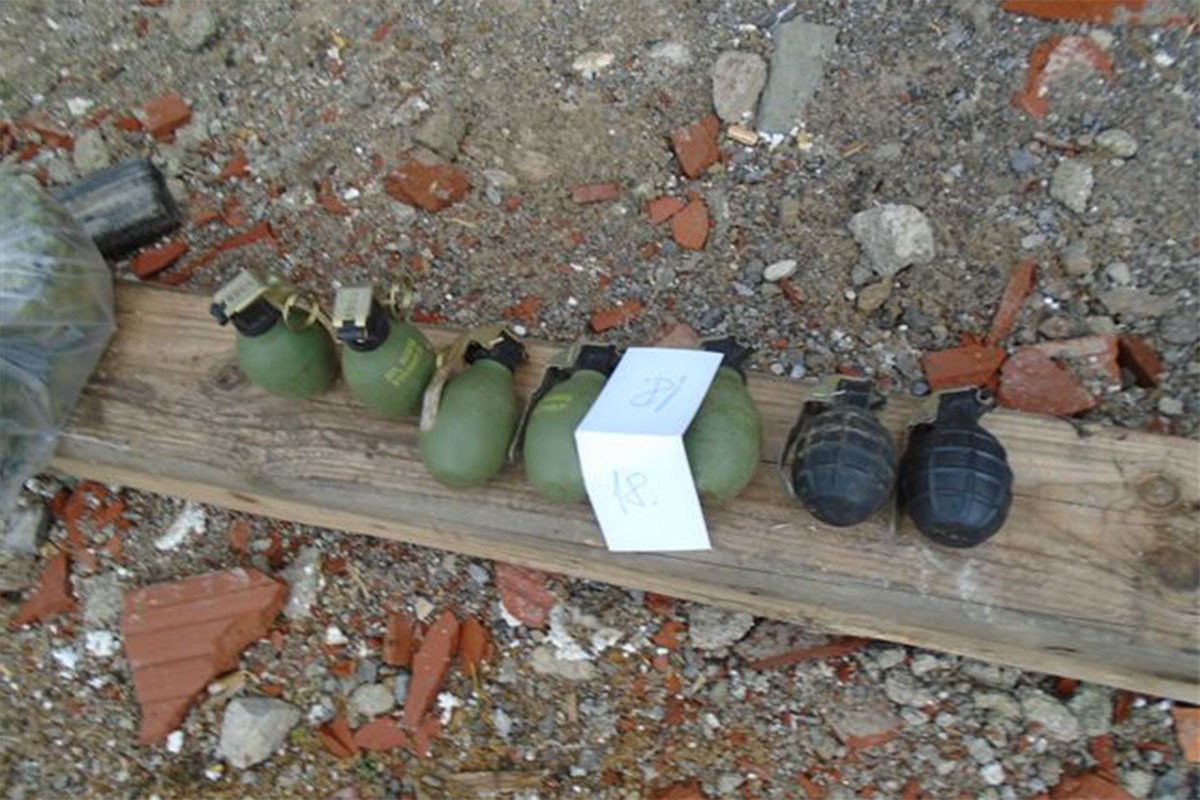 U pretresima pronađen arsenal oružja i droga, uhapšen muškarac