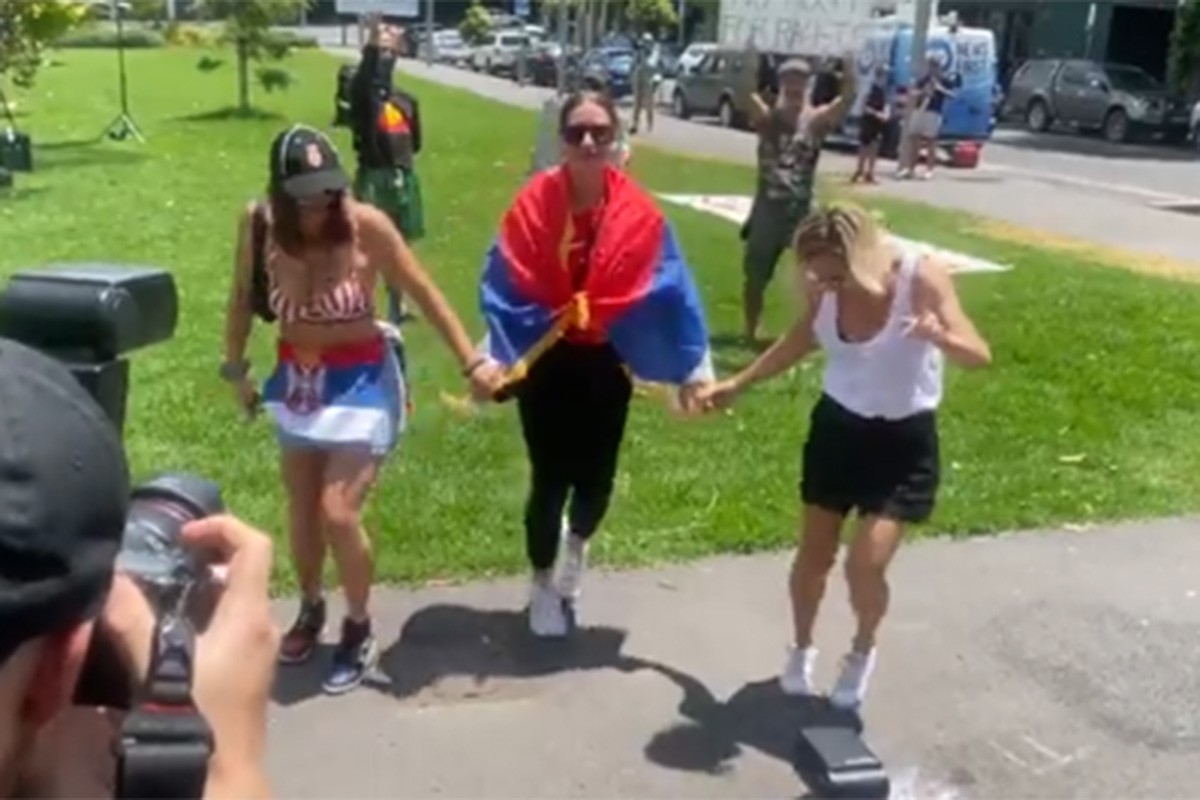 Advokati uložili žalbu, Đoković u hotelu za imigrante, fanovi zaigrali kolo