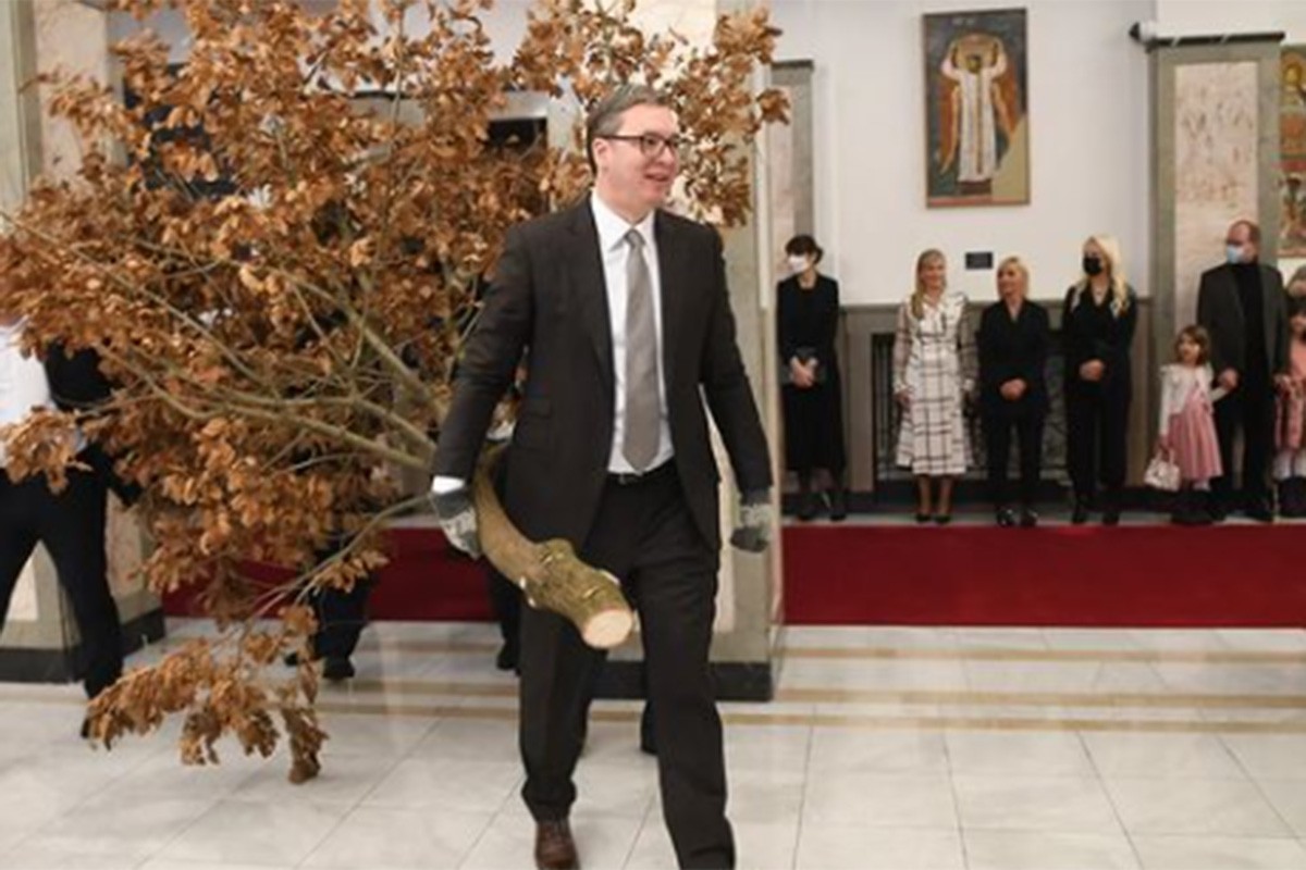 Vučić unio badnjak u Predsjedništvo