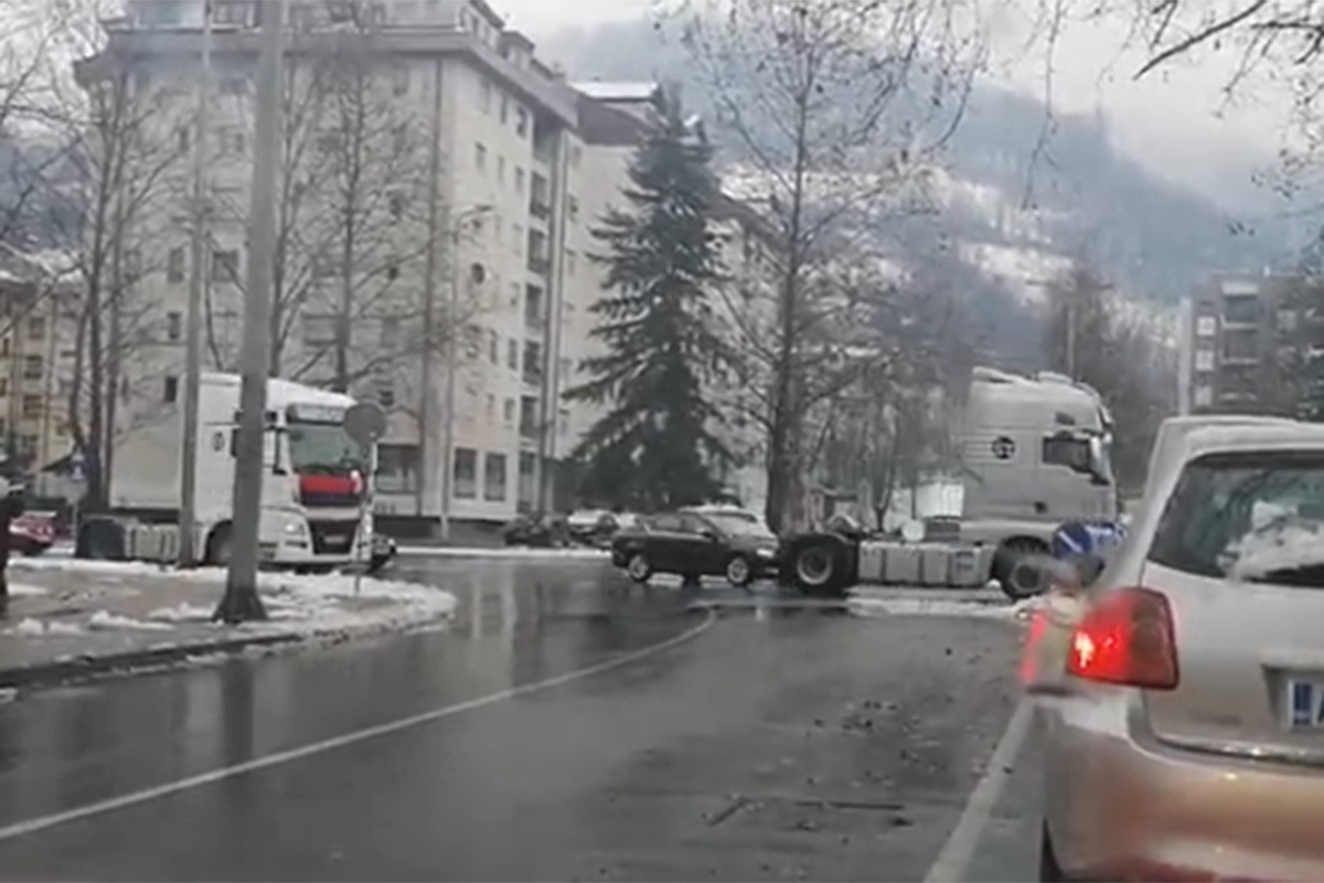 Kamioni okićeni zastavama krstare banjalučkim ulicama