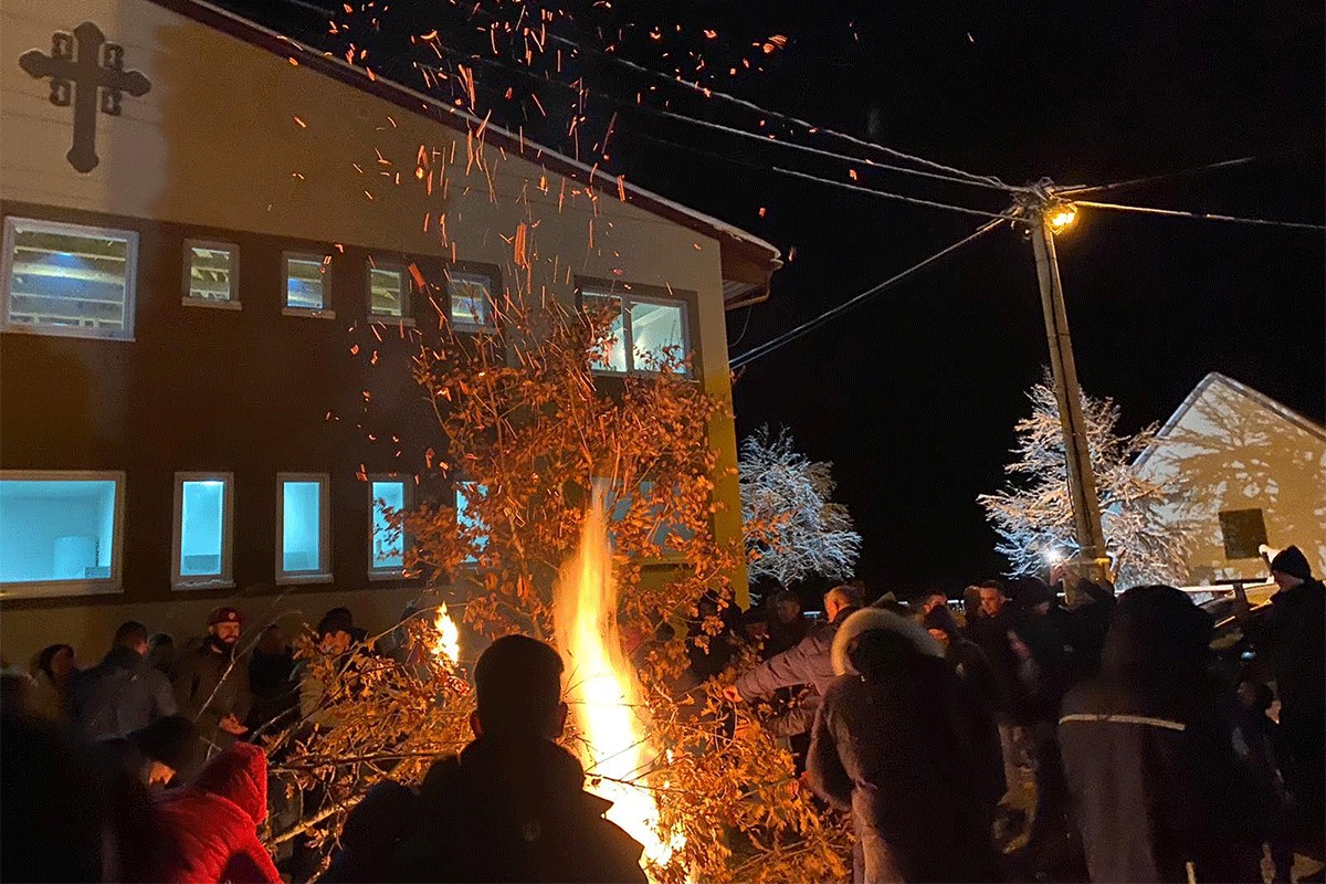Naloženi badnjaci i pred mrkonjićkim hramovima