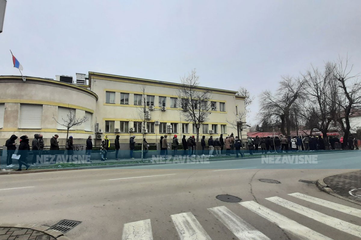Ogromna gužva u Banjaluci, građani u redovima čekaju testiranje