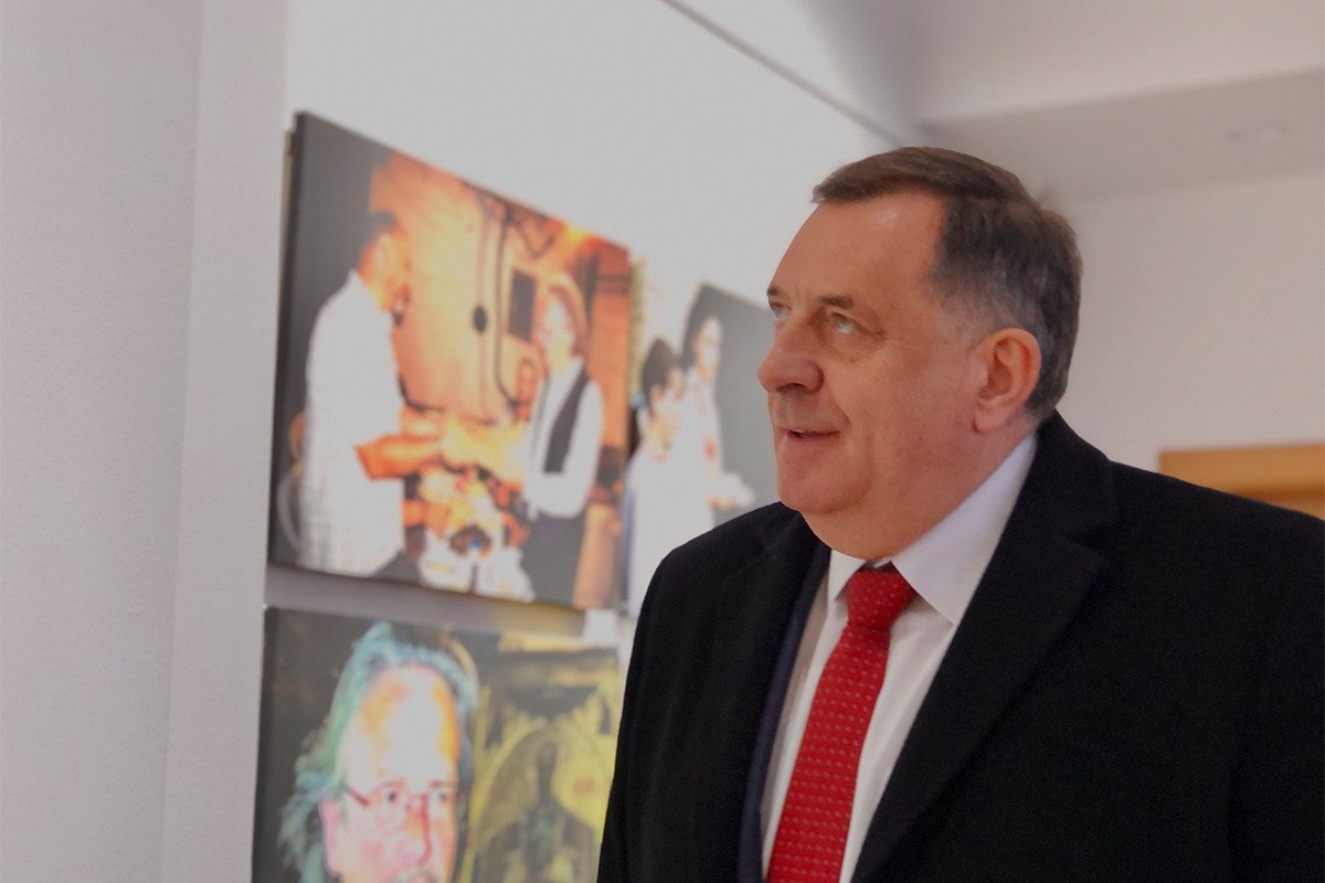 Dodik i Višković pogledali izložbu o Handkeu