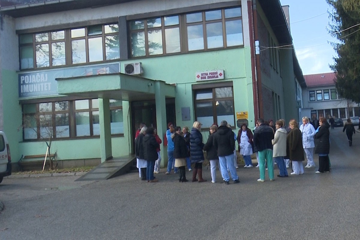 "Bijeli mantili" bez plate zbog politike