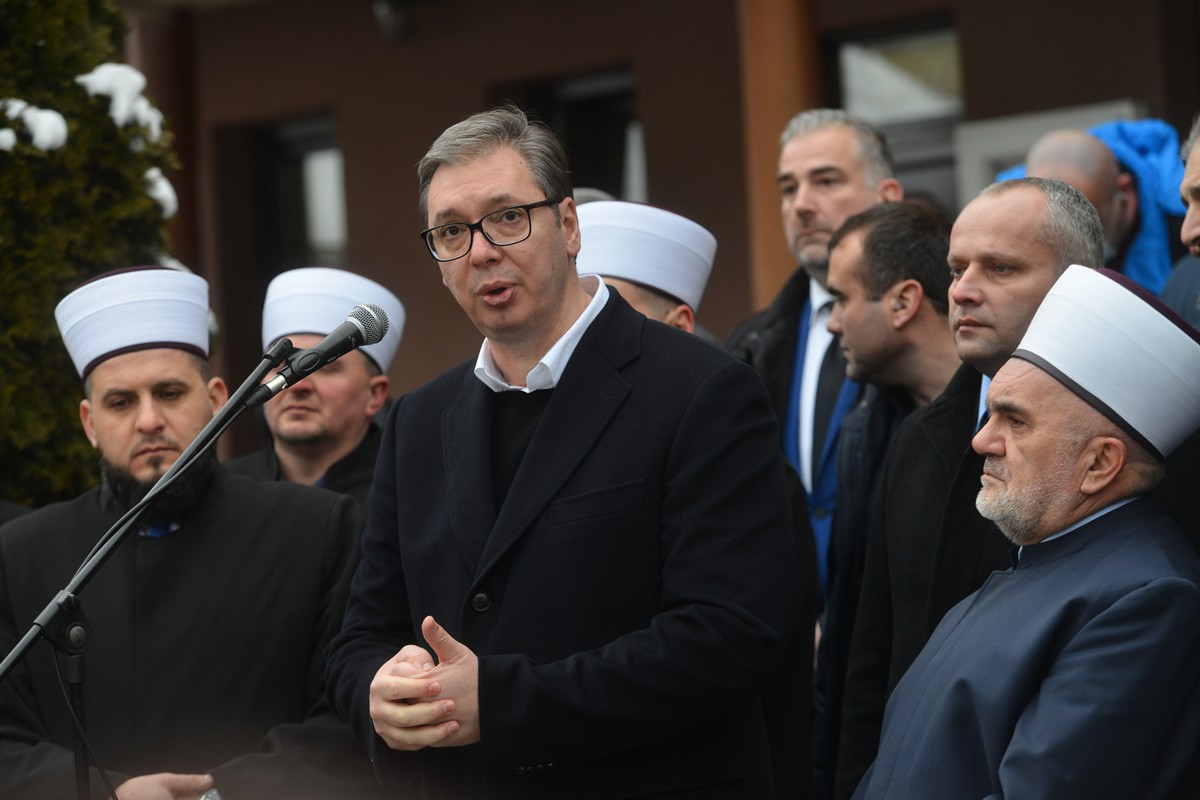 Vučić: Nikad neću dozvoliti zabranu nošenja hidžaba