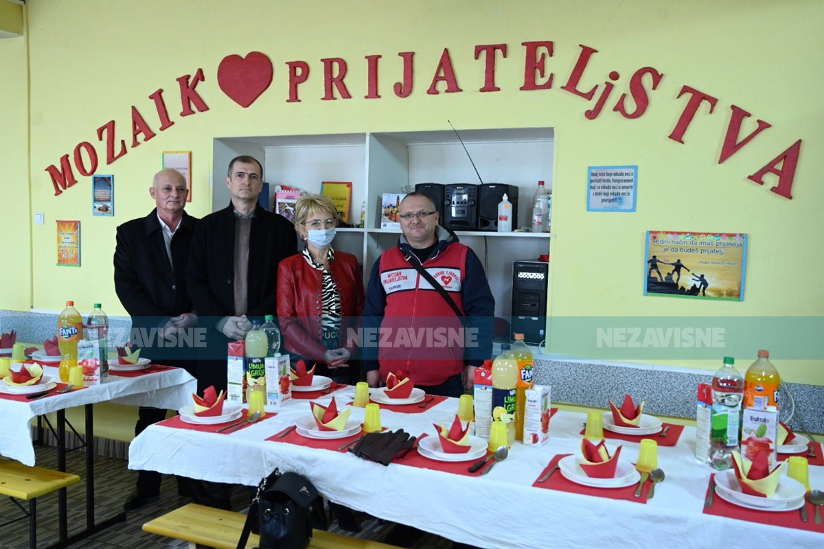 Pošte RS "Mozaiku prijateljstva" uručile namirnice za svečani ručak