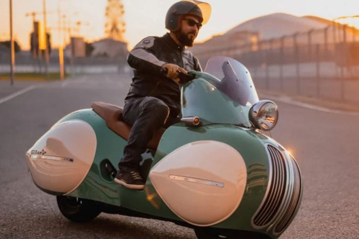 Transformisan moderni BMW C400X u retro skuter