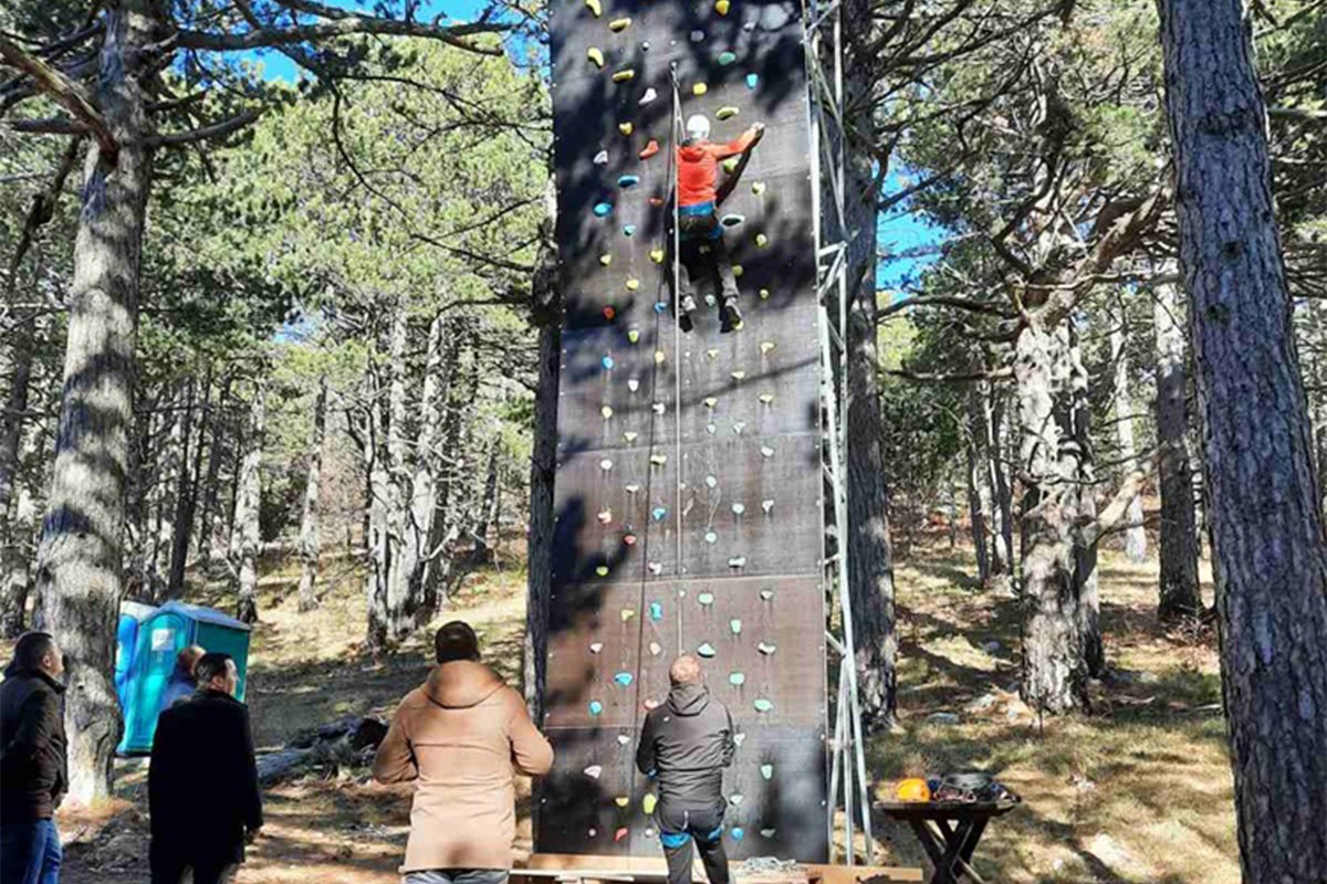Postavljena vještačka planinarska stijena na izletištu Ubla