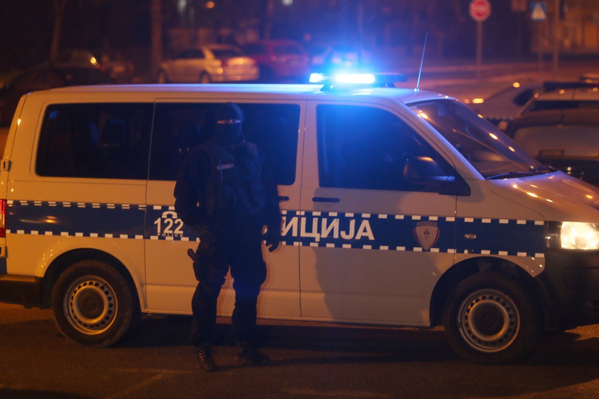 Optužen da je izudarao policajca i slupao voki-toki