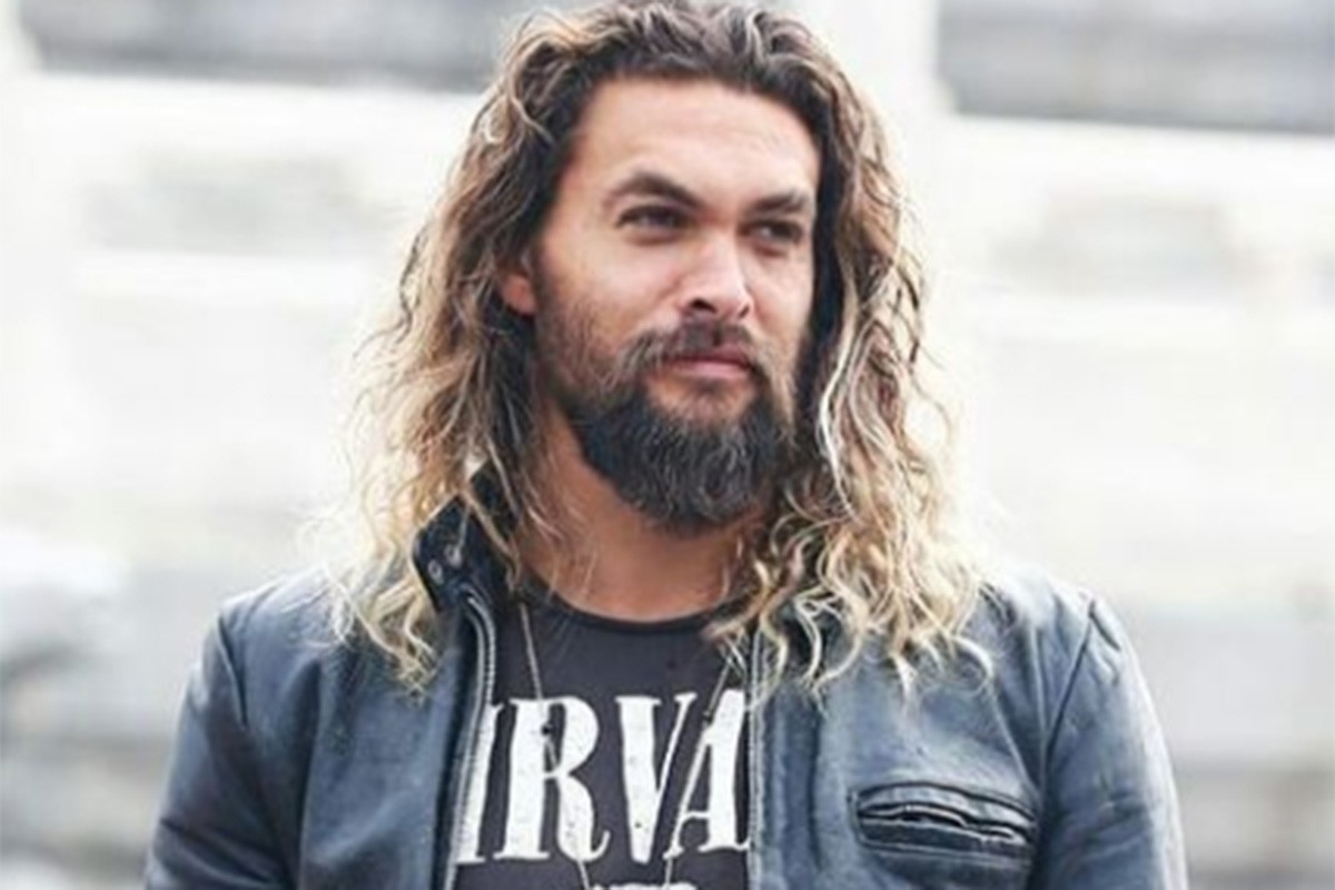 Džejson Momoa nakon razvoda živi u kamperu kod prijatelja u dvorištu