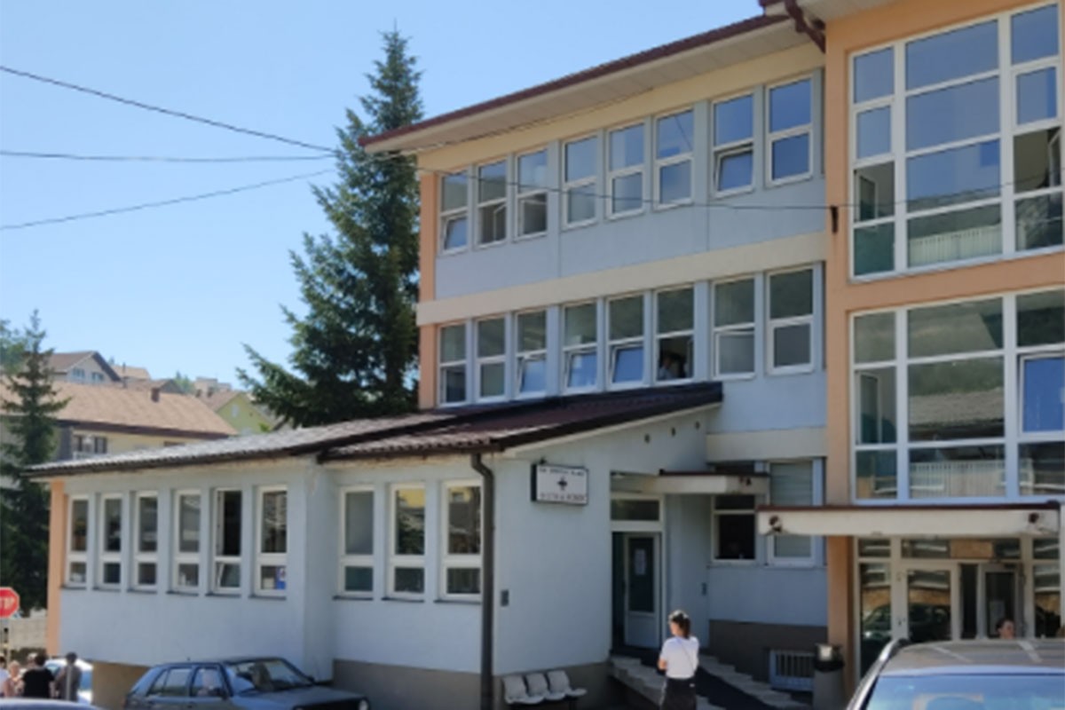 Dva mladića dovezena u Dom zdravlja bez svijesti, jedan preminuo