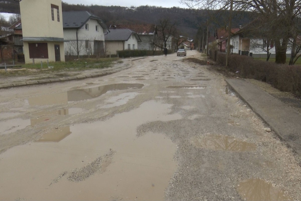 Automobilu otpao točak zbog rupa na glavnoj cesti