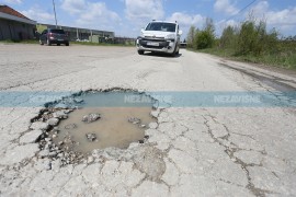 Snijeg produbio rupe i ulegnuća na asfaltu u većini banjalučkih ...