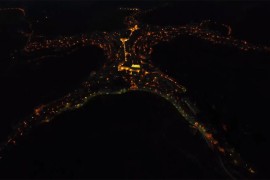 Gradić koji izgleda kao silueta čovjeka