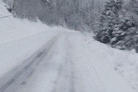 Zbog snježnih smetova u prekidu saobraćaj na putu Ulog-Klanci preko ...