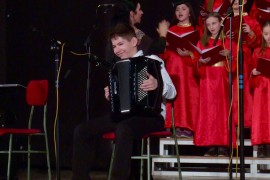Talentovanom dječaku potrebna pomoć da kupi harmoniku