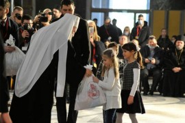 Patrijarh srpski uručio osnovcima 5.000 svetosavskih paketića