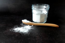 Može li vam soda bikarbona stvarno pomoći u izbjeljivanju zuba